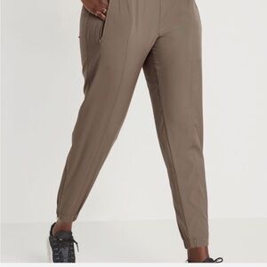 Old Navy Women's StretchTech Tan Mid-rise Zip Ankle Relaxed Jogger Pants